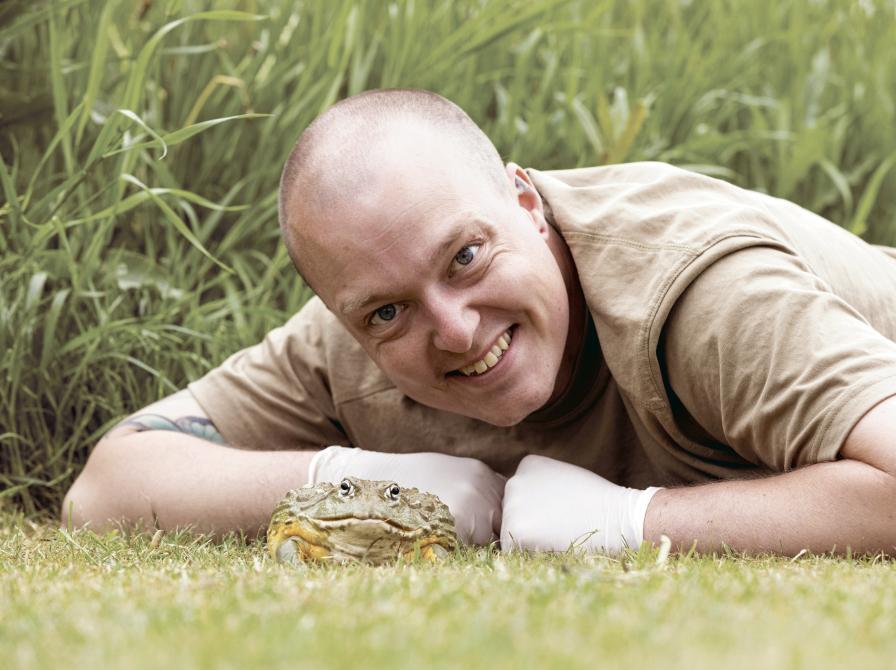 Mark Emil fra Birdnerd poserer med en tudse