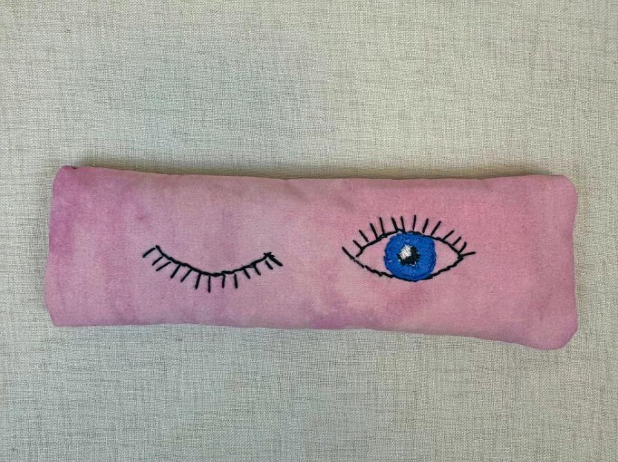 Foto af broderede øjne